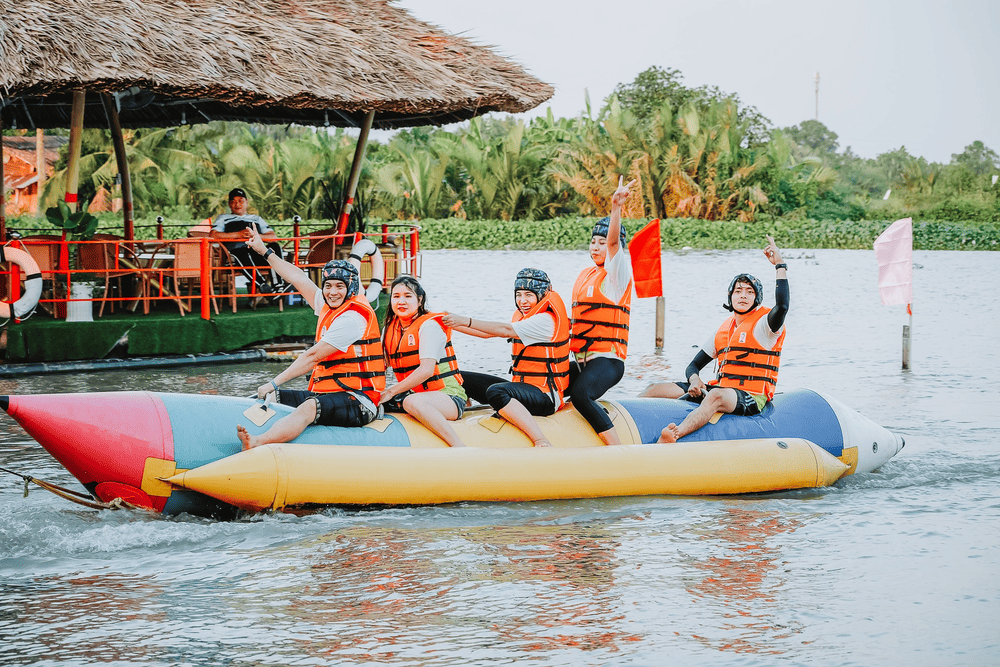 Du khách đến đây có thể tham gia các hoạt động giải trí hấp dẫn trên nước và thưởng thức ẩm thực đồng quê (Nguồn: Làng du lịch sinh thái Tre Việt - The Bamboo)